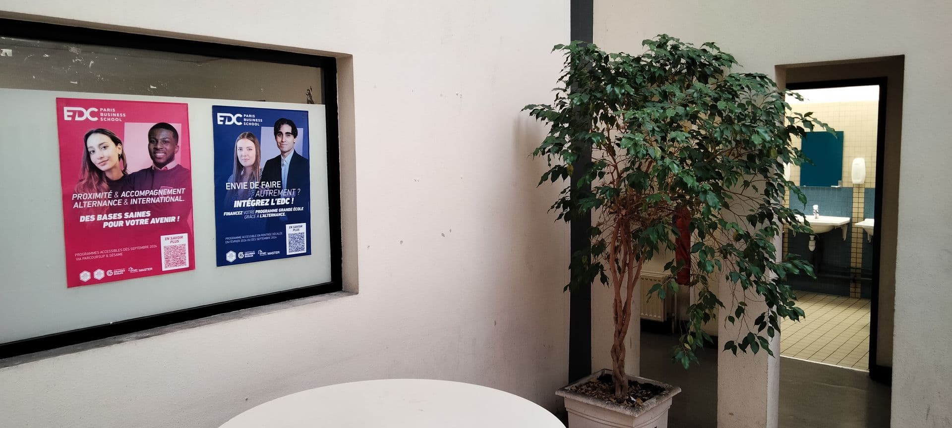 Affiche en vitrine EDC Paris Business School